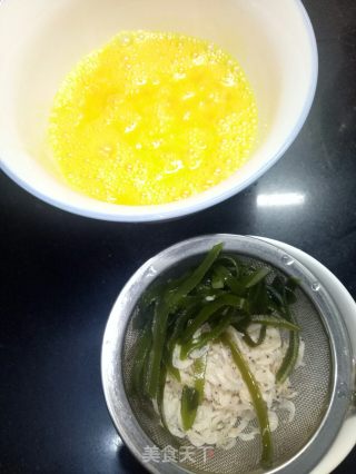 虾皮海带炒鸡蛋的做法步骤：2