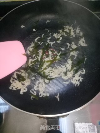 虾皮海带炒鸡蛋的做法步骤：4