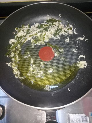 虾皮海带炒鸡蛋的做法步骤：5