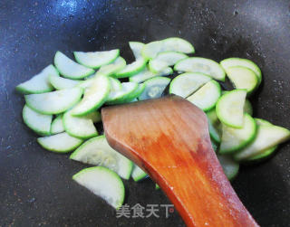 猪舌头炒西葫芦的做法步骤：2