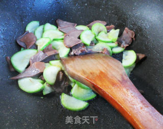 猪舌头炒西葫芦的做法步骤：6