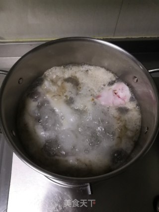 莲藕猪蹄汤的做法步骤：3