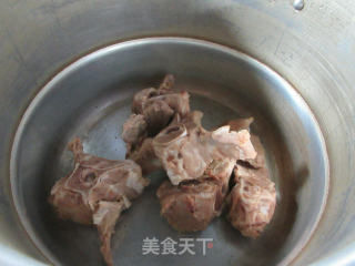 萝卜羊蝎子汤的做法步骤：2