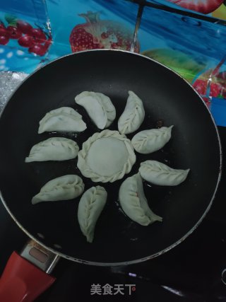 荠菜煎饺的做法步骤：16