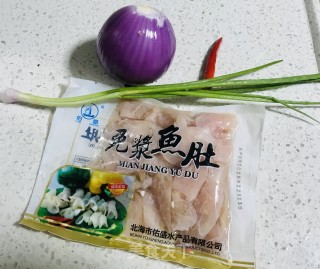 洋葱炒鱼肚的做法步骤：1