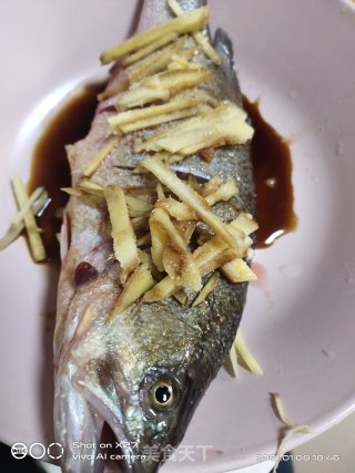 清蒸鲈鱼的做法步骤：1