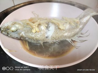 清蒸鲈鱼的做法步骤：2