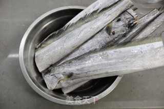 红烧带鱼的做法步骤：1