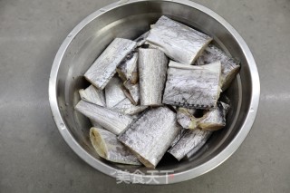 红烧带鱼的做法步骤：2