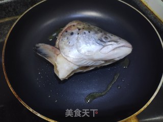 砂锅鱼头的做法步骤：2