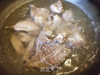 羊肚菌海参鸡汤的做法步骤：2