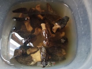 羊肚菌海参鸡汤的做法步骤：4