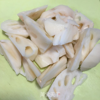 莲藕花生煲排骨的做法步骤：3
