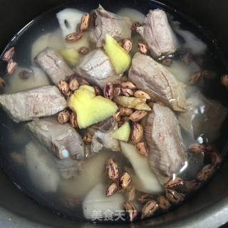 莲藕花生煲排骨的做法步骤：4