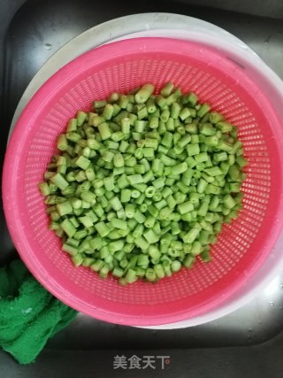 豇豆炒肉末的做法步骤：2