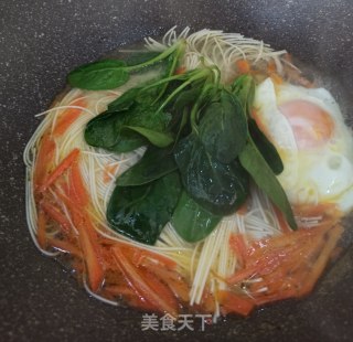 菠菜胡萝卜丝蛋面的做法步骤：5
