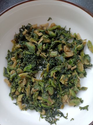 鸡蛋炒外婆菜的做法步骤：1