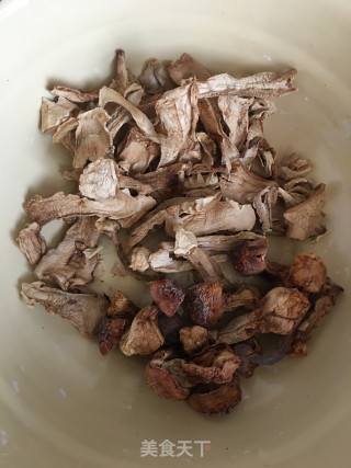 双菌鸡汤的做法步骤：2