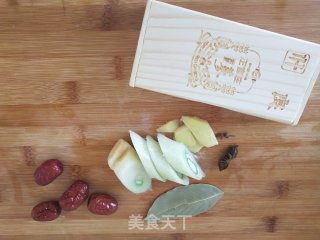 高丽参鸡汤的做法步骤：2