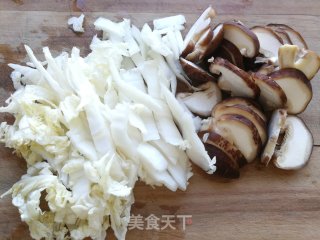 香菇鸭蛋年糕汤的做法步骤：2