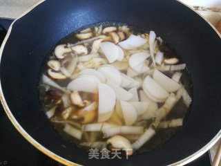 香菇鸭蛋年糕汤的做法步骤：6