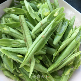 剁椒肉丝炒豆角的做法步骤：3