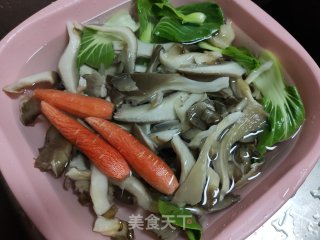 平菇炒油菜的做法步骤：1