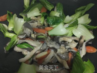 平菇炒油菜的做法步骤：6