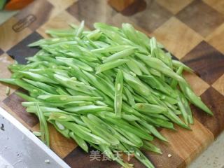 家常小炒四季豆的做法步骤：1