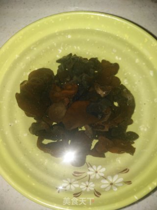 凉拌黄瓜腐竹木耳的做法步骤：1