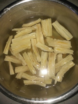 凉拌黄瓜腐竹木耳的做法步骤：2