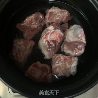 毛豆筒骨汤的做法步骤：2