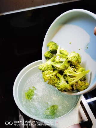 西兰花藜麦减肥餐的做法步骤：4