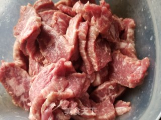 洋葱炒牛肉的做法步骤：1