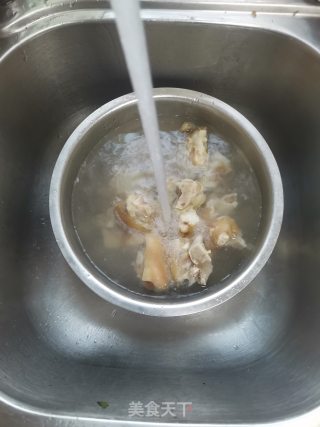 猪脚萝卜汤的做法步骤：3