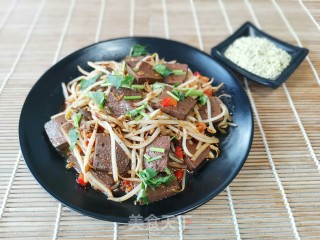 火麻仁绿豆芽炒鸭血的做法步骤：3