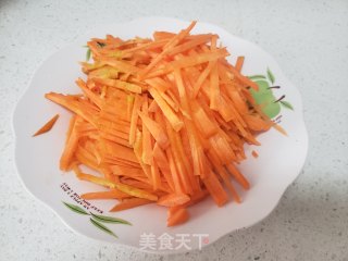 红萝卜炒鹅蛋的做法步骤：1