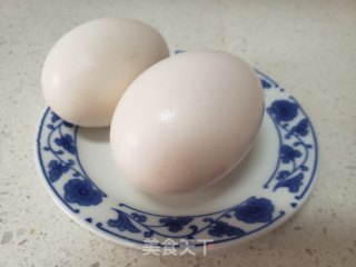 红萝卜炒鹅蛋的做法步骤：2