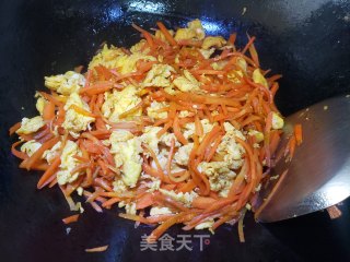 红萝卜炒鹅蛋的做法步骤：5