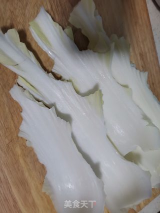 白菜头炒肉的做法步骤：2