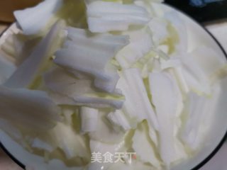 白菜头炒肉的做法步骤：3