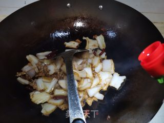 白菜头炒肉的做法步骤：7