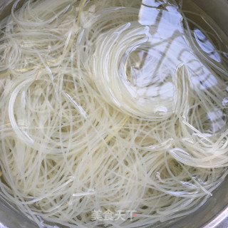 麻辣香菇鸡块米线的做法步骤：2