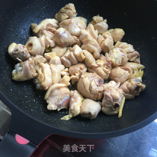 麻辣香菇鸡块米线的做法步骤：4