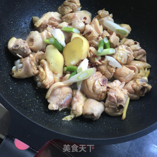 麻辣香菇鸡块米线的做法步骤：5