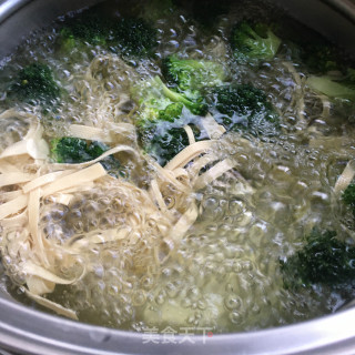 麻辣香菇鸡块米线的做法步骤：11