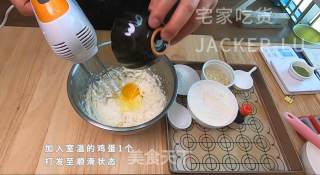 双色奶酪曲奇，做法简单不需模具，奶香味浓郁，满满的新年气息。的做法步骤：2