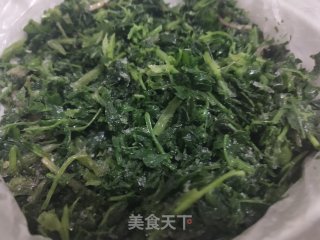 冻山芹菜猪肉馅水饺的做法步骤：1