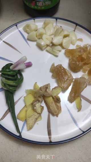 话梅猪手的做法步骤：2
