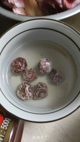 话梅猪手的做法步骤：3